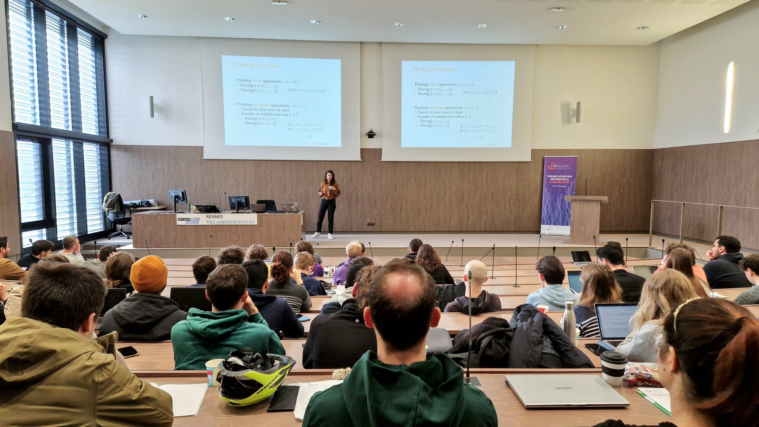 Les étudiants écoutent une conférence