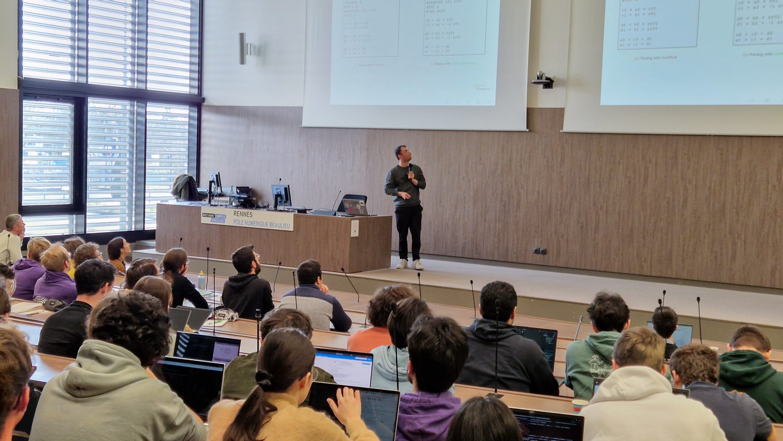 Les étudiants écoutent une conférence