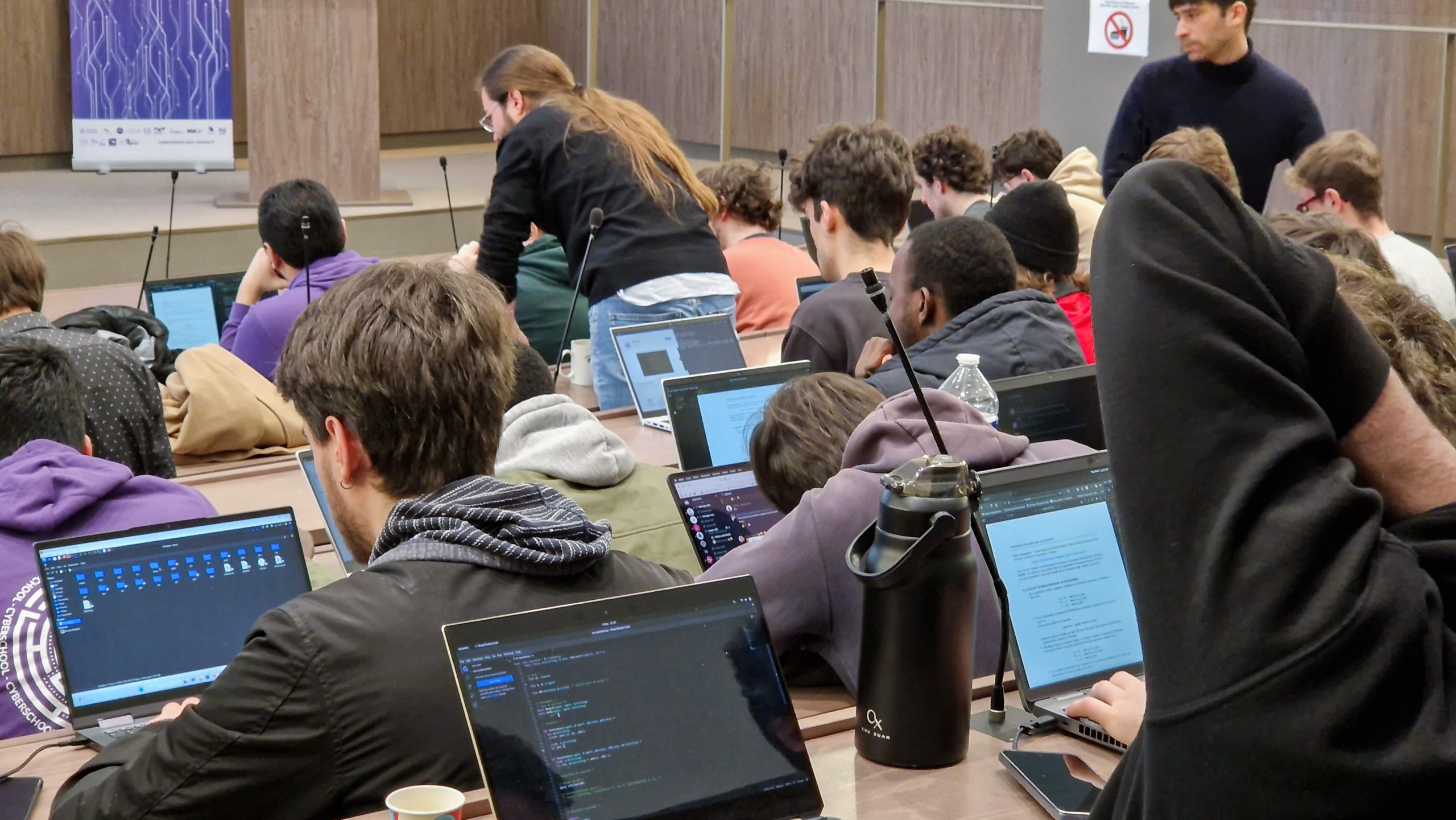 Des étudiants assistent à une conférence