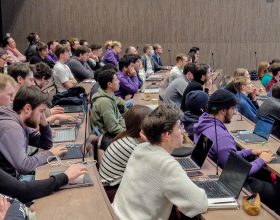 Etudiants assistant à une conférence dans l'amphi