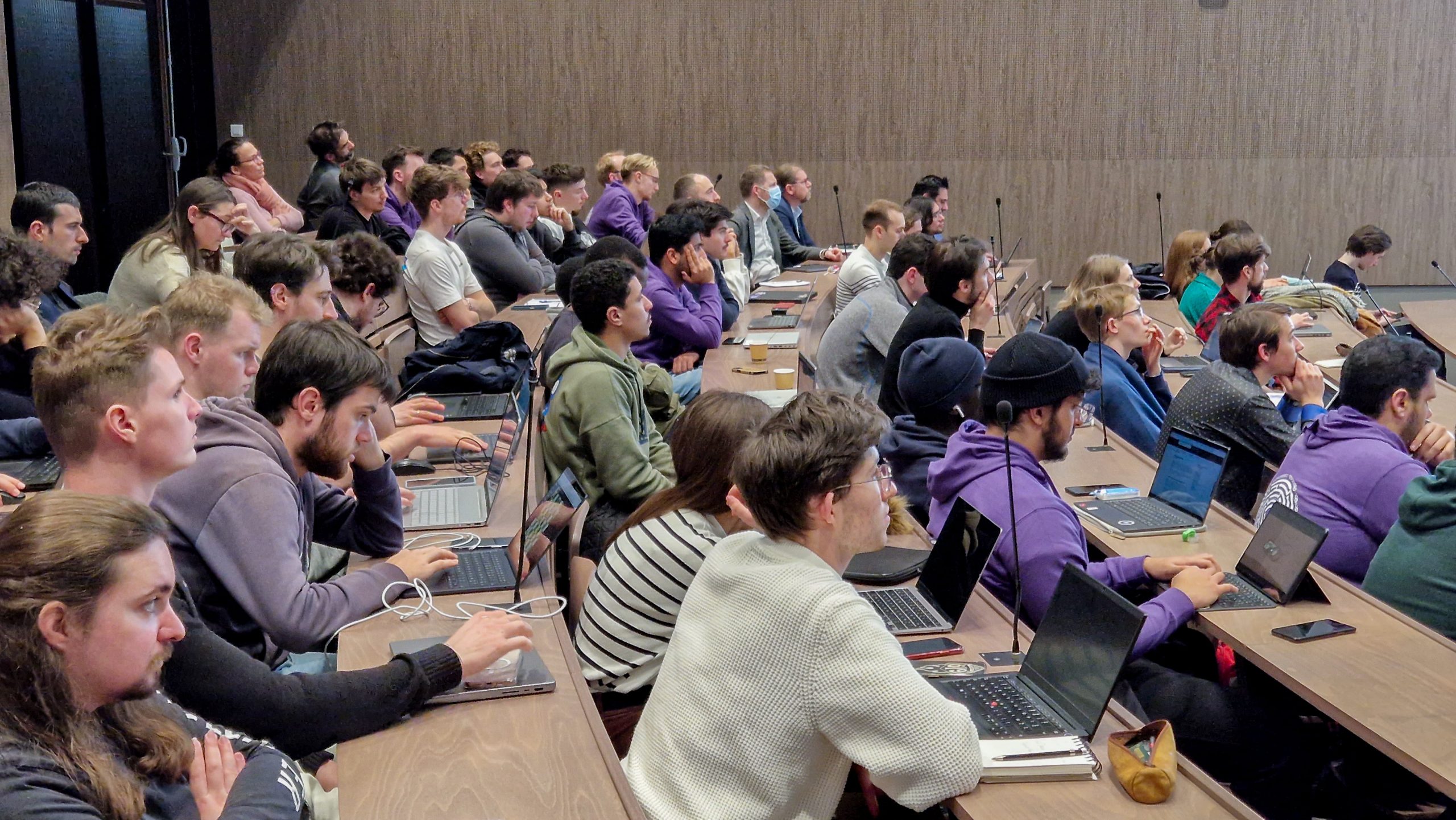 Etudiants assistant à une conférence dans l'amphi