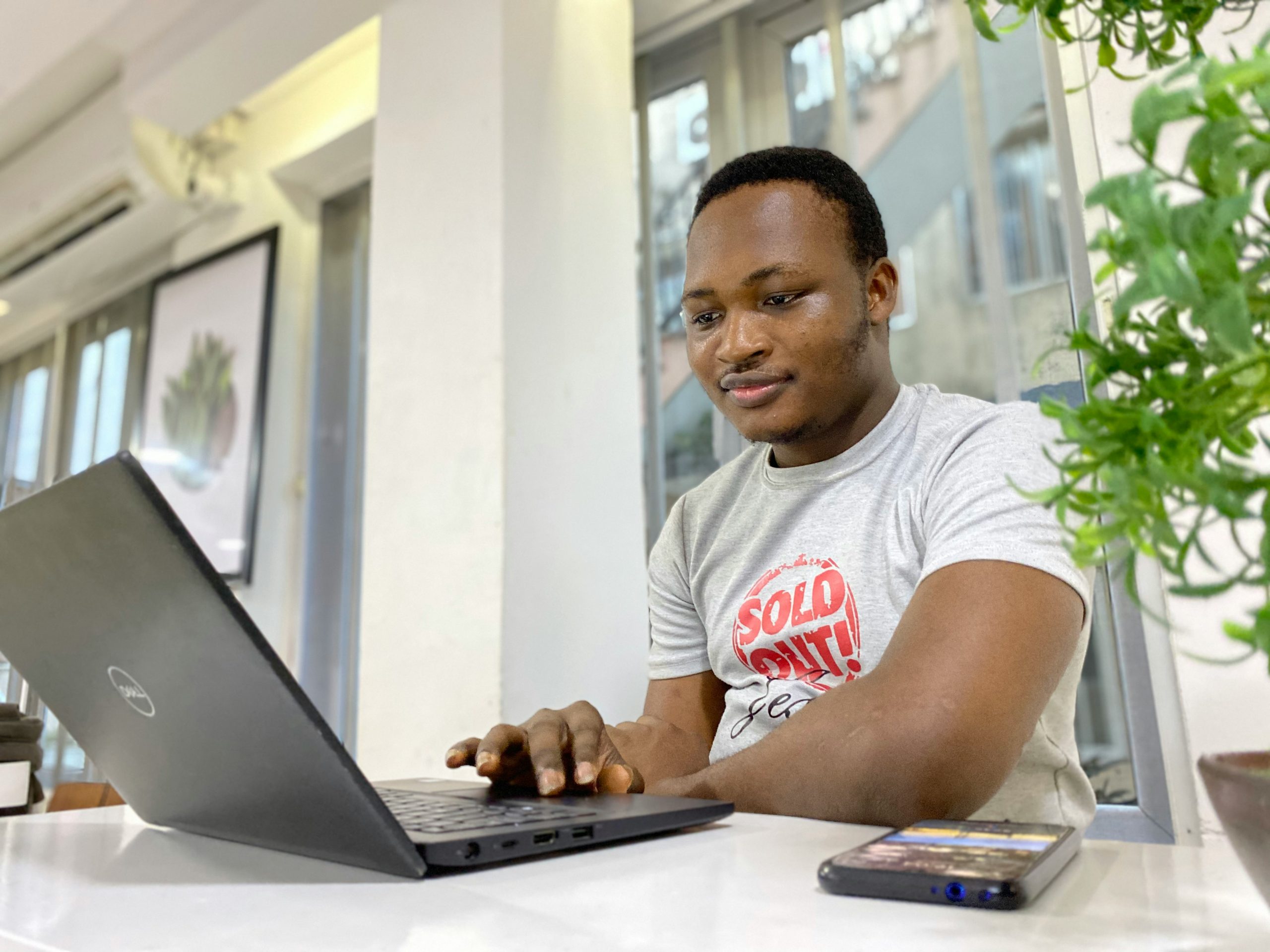 Étudiant devant son ordinateur