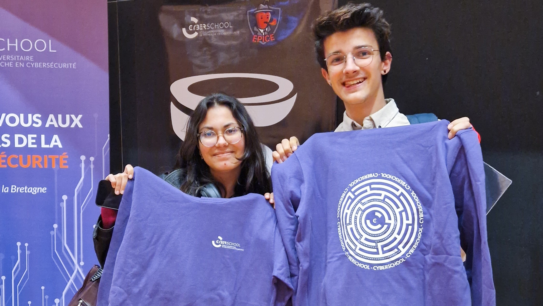 2 étudiants avec des lots de confort