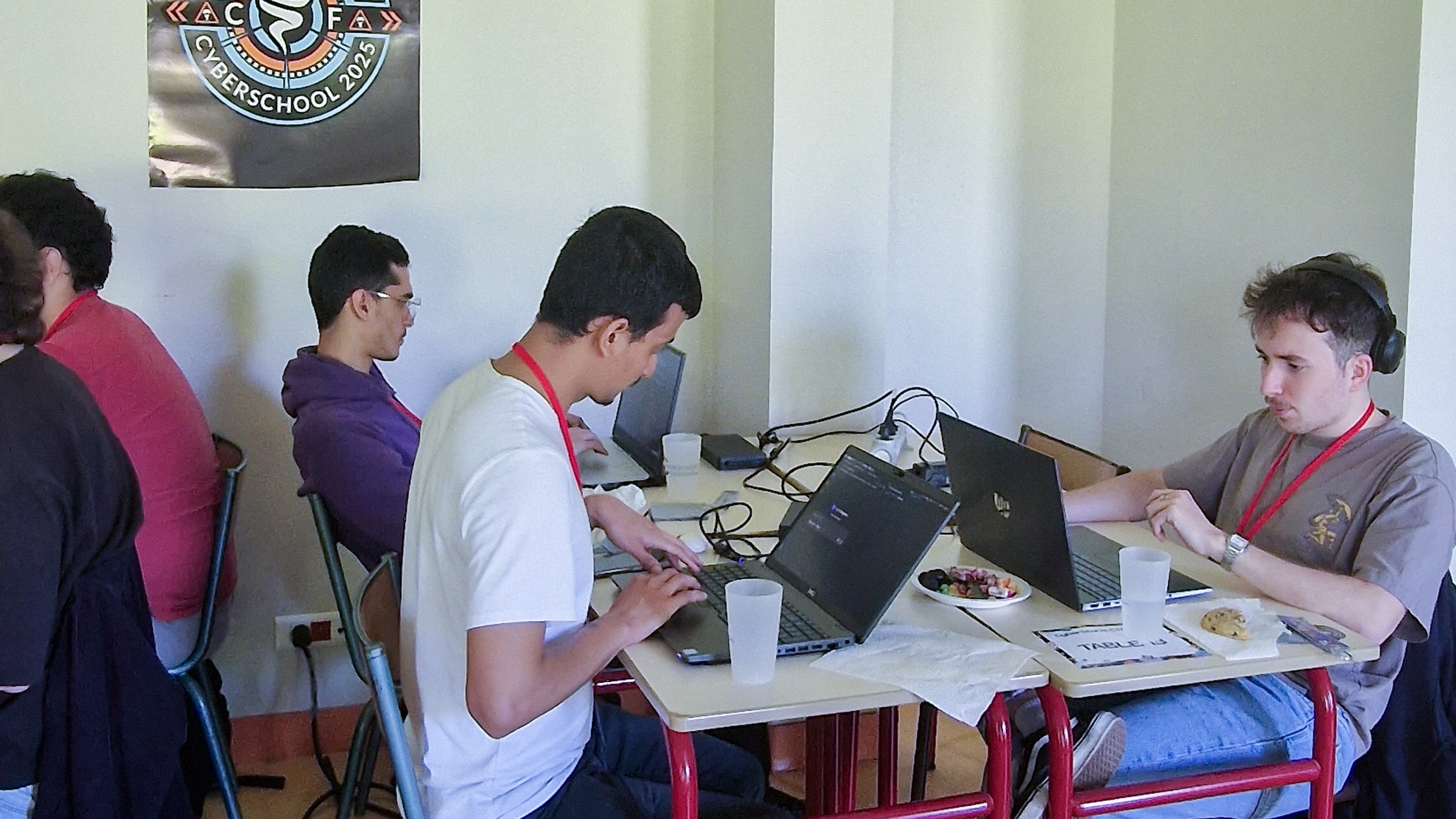 Une table avec 3 participants