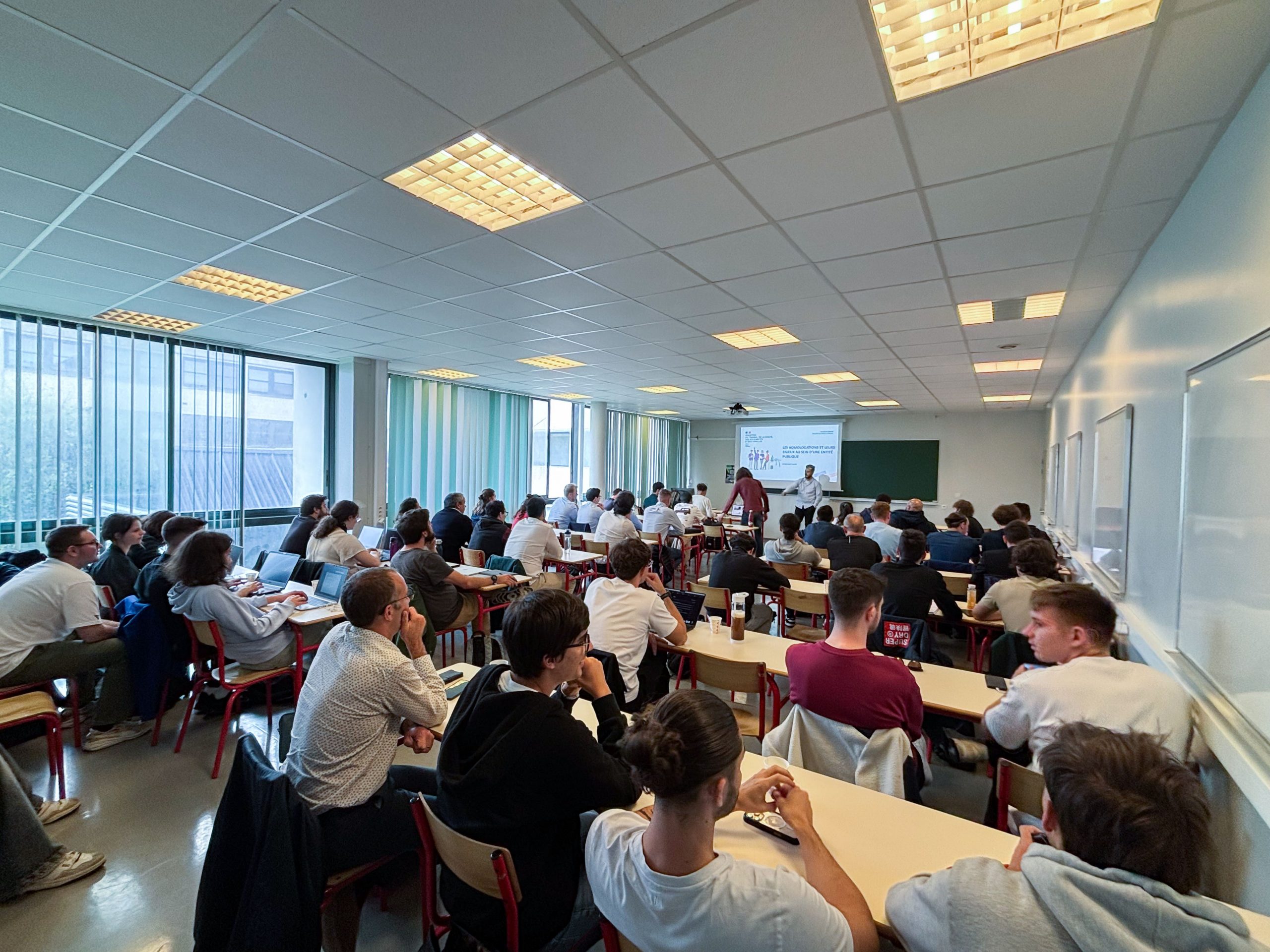 Soutenance d'un des étudiants dans une salle de classe