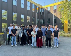 Les étudiants devant les locaux d'Orange Cyberdefense