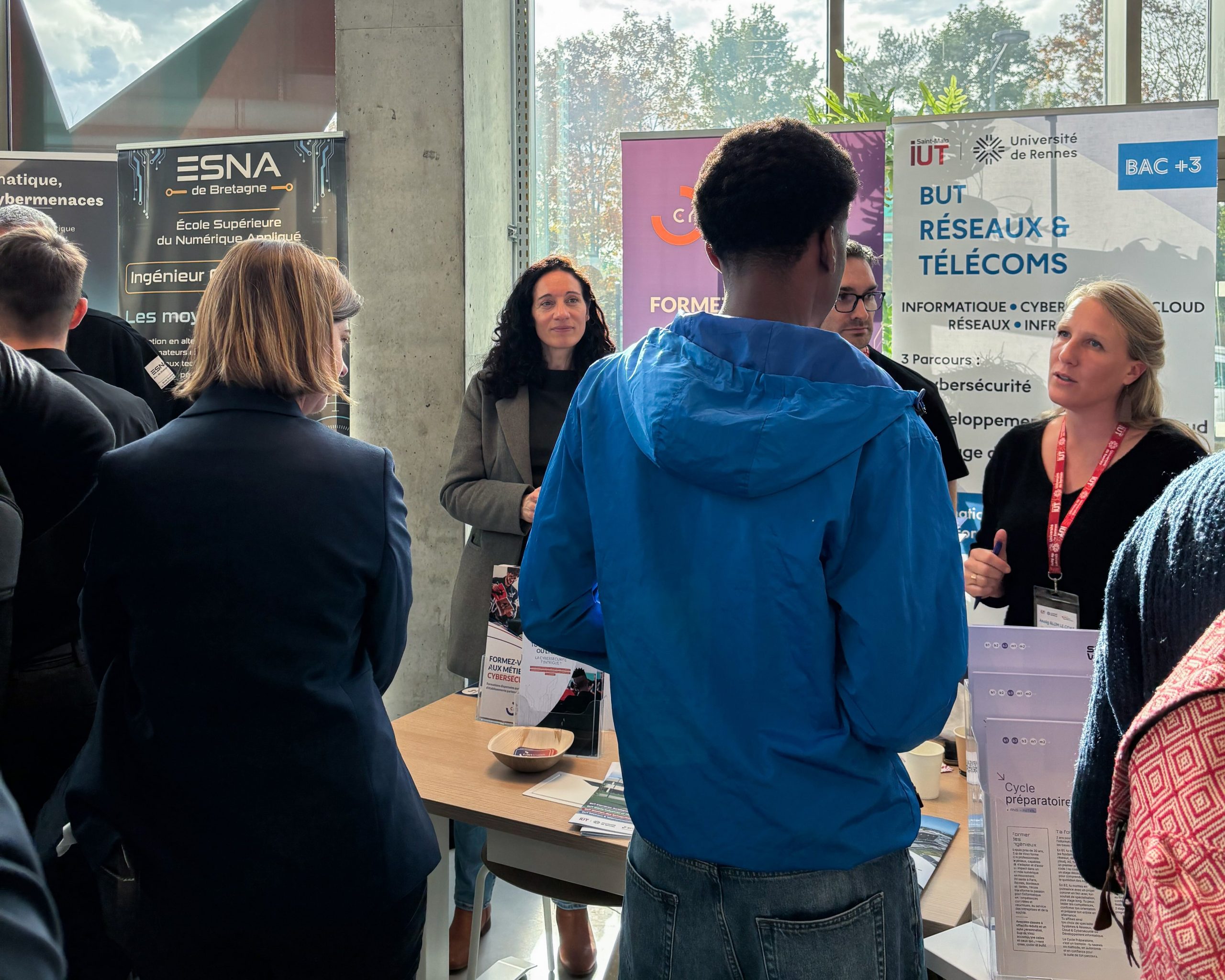 Discussions au stand cyberschool et iut saint malo