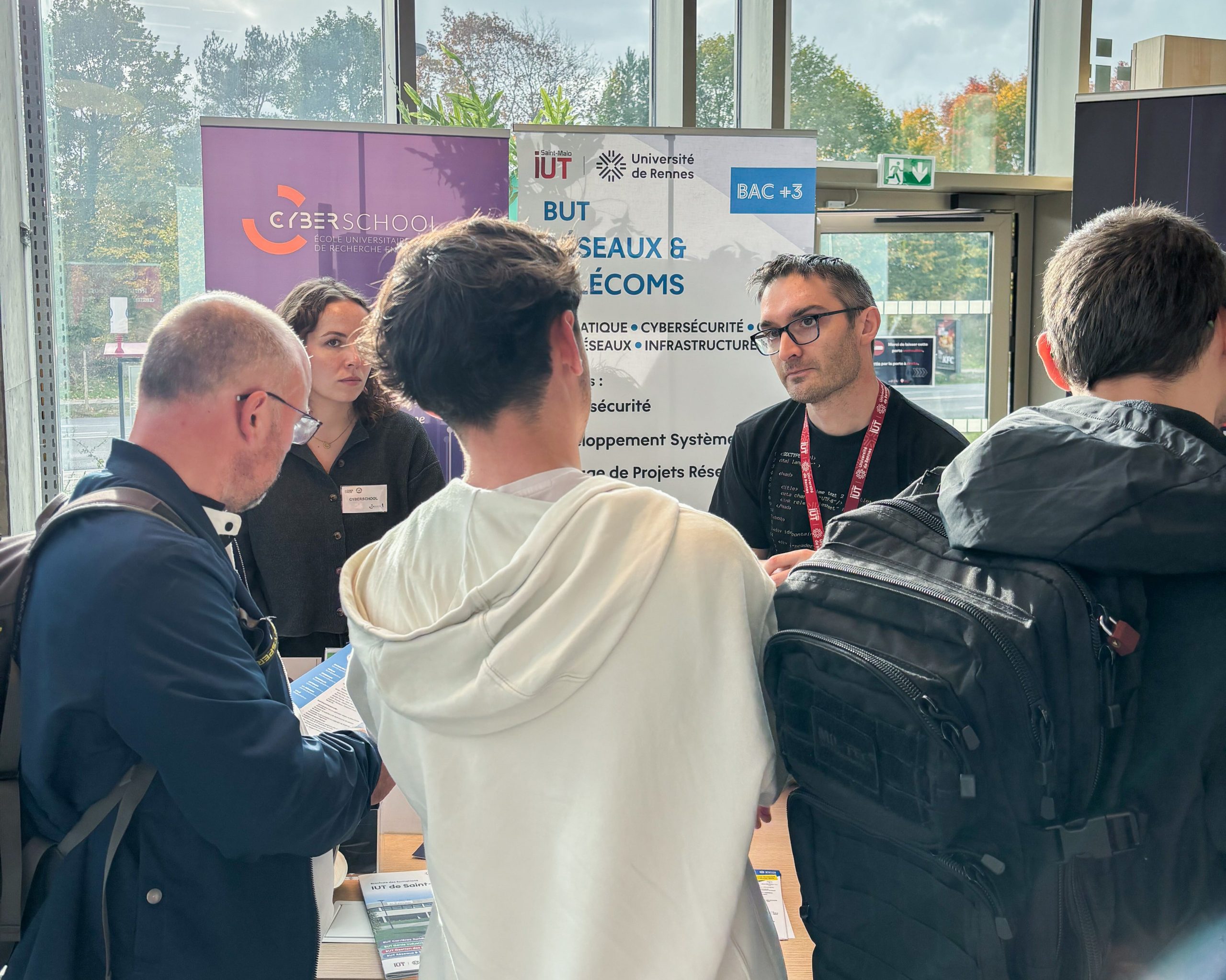 Discussions au stand cyberschool et iut saint malo