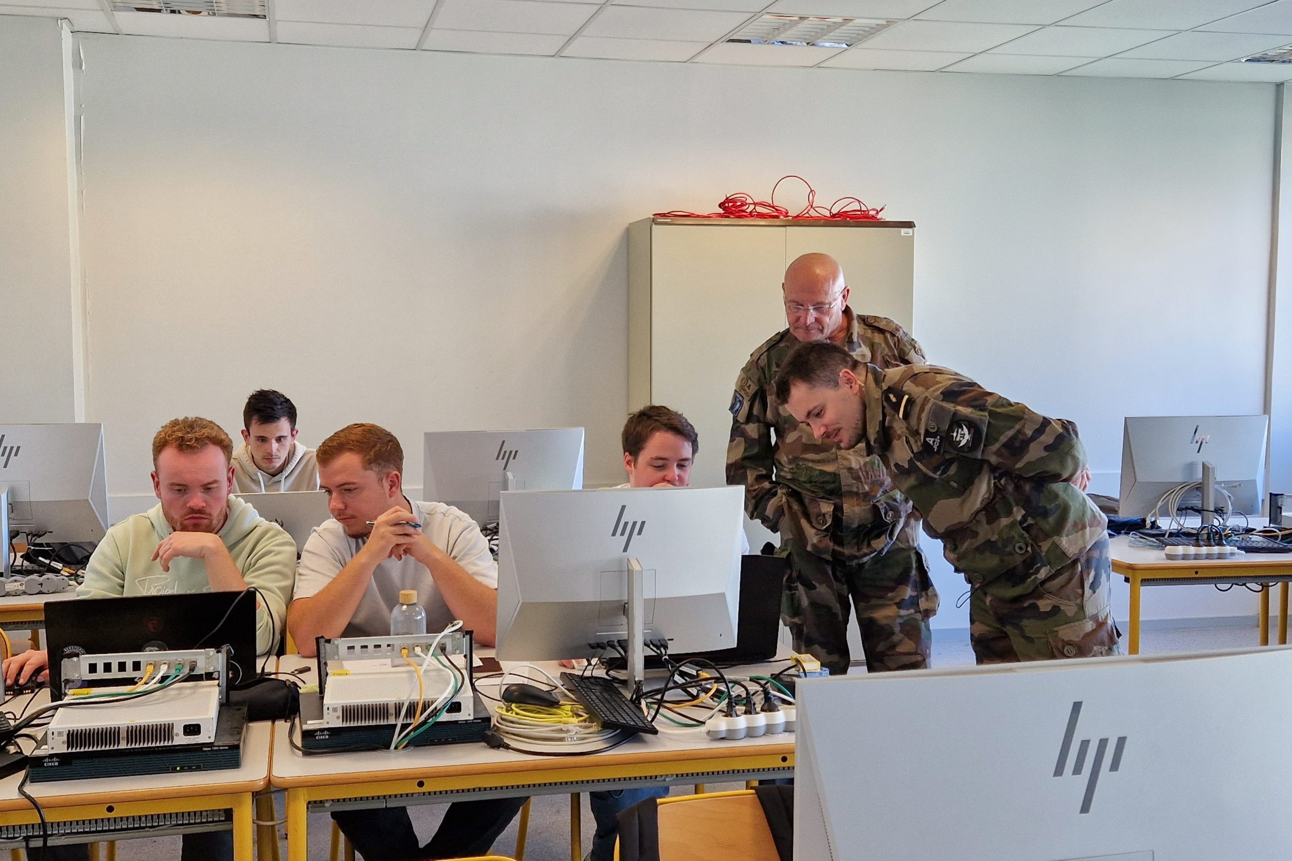 Des étudiants lors du Defhack