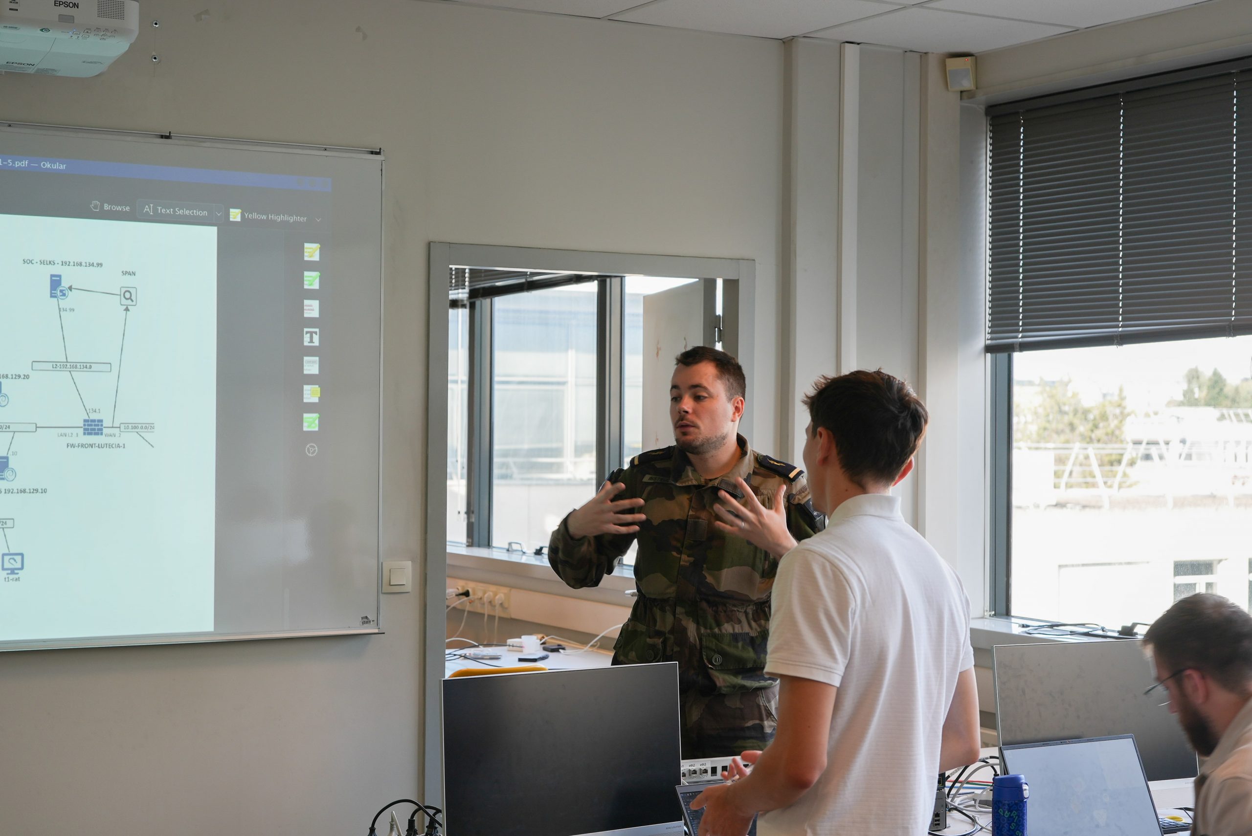 Des étudiants lors du Defhack