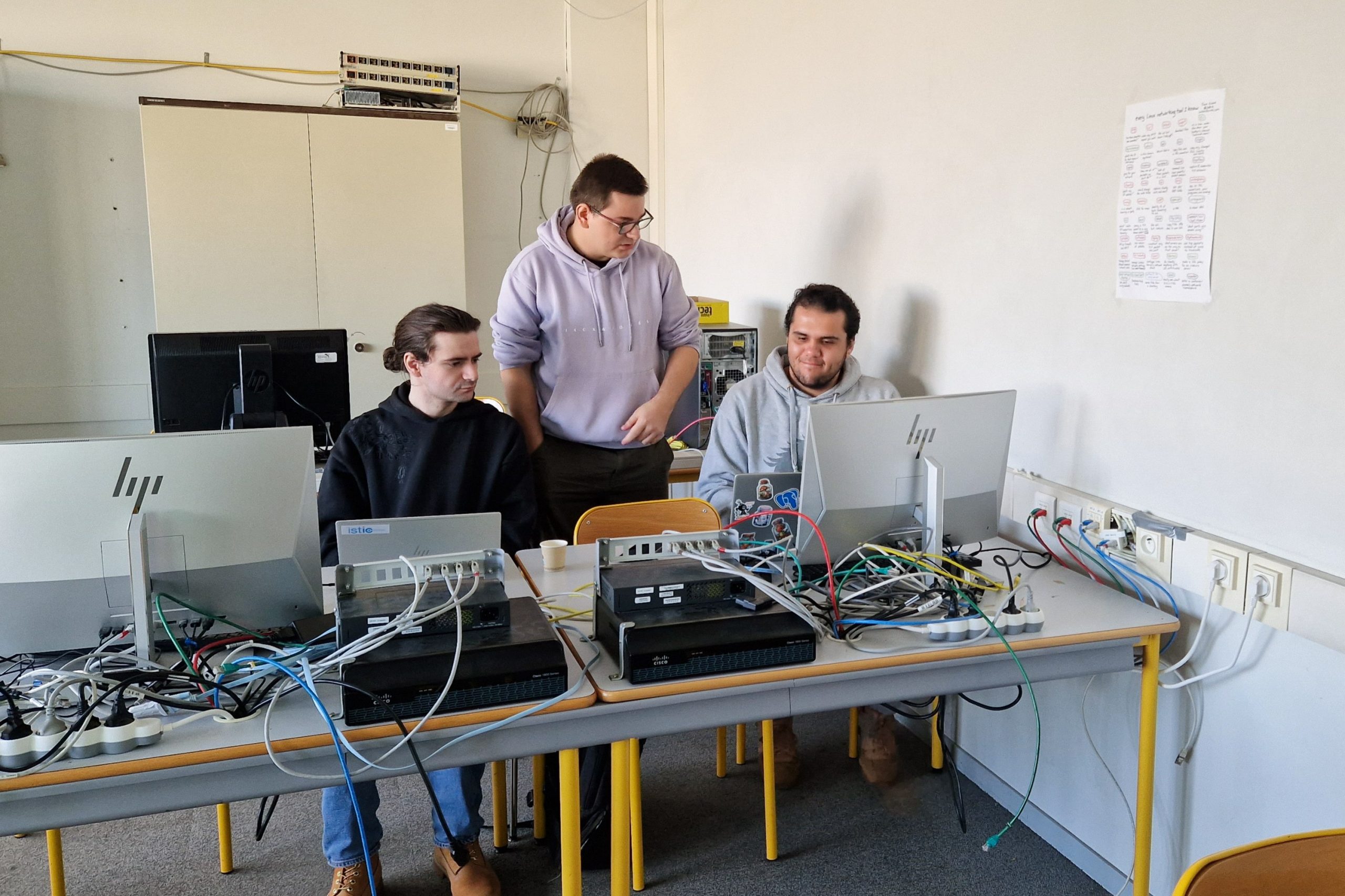 Des étudiants lors du Defhack