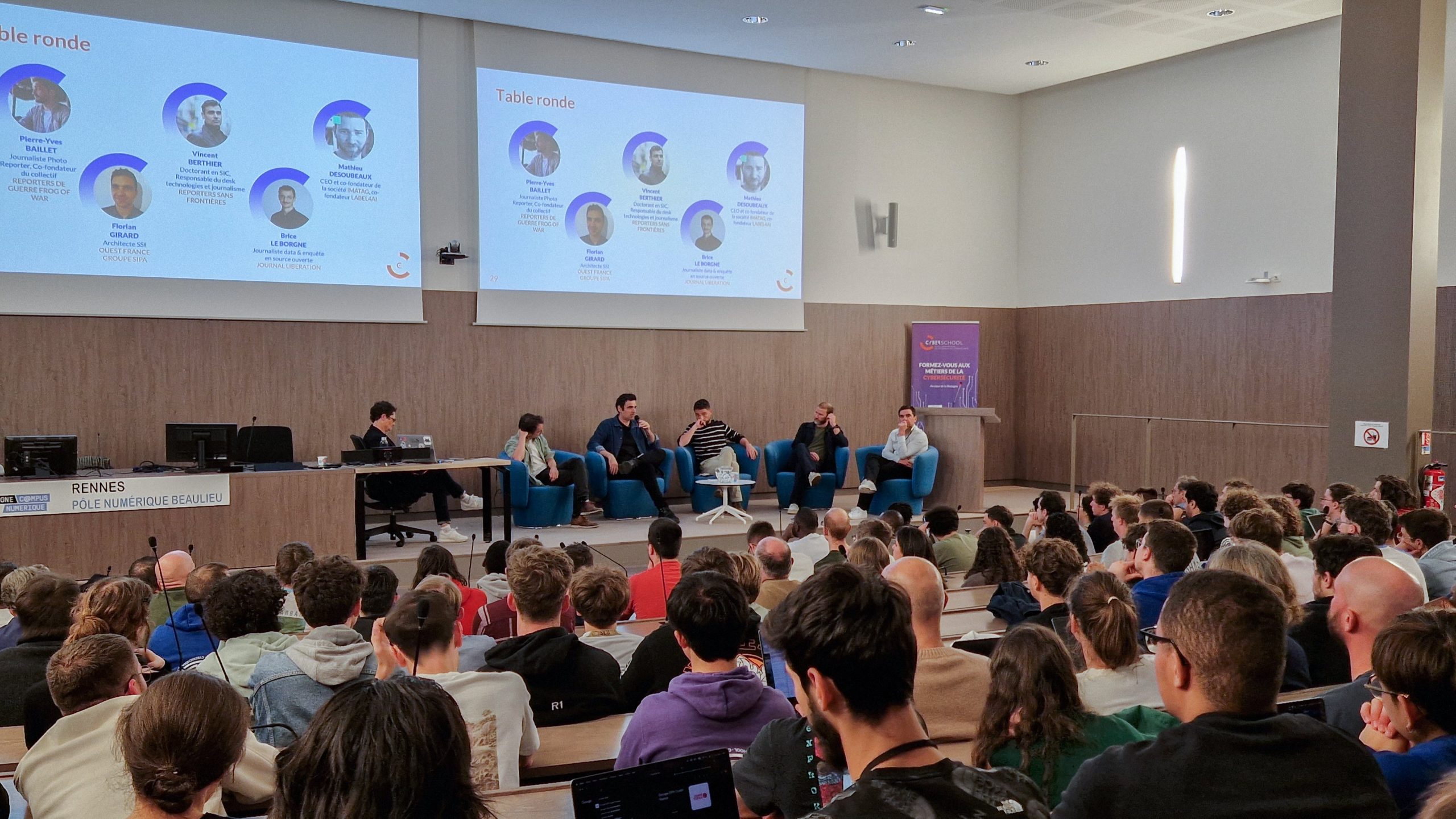 Amphithéâtre plein devant la table ronde