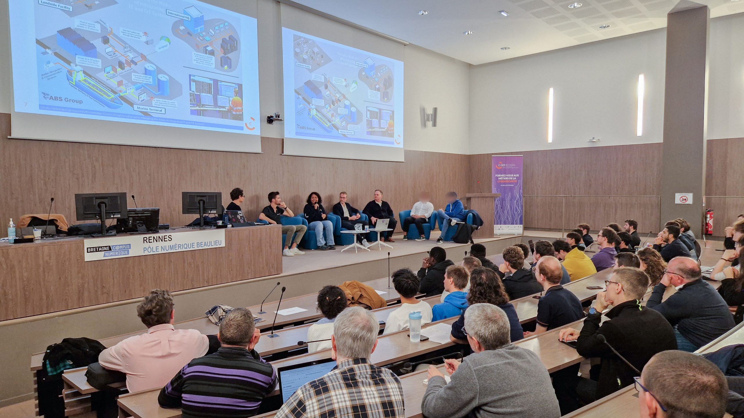 Discussions lors de la table ronde