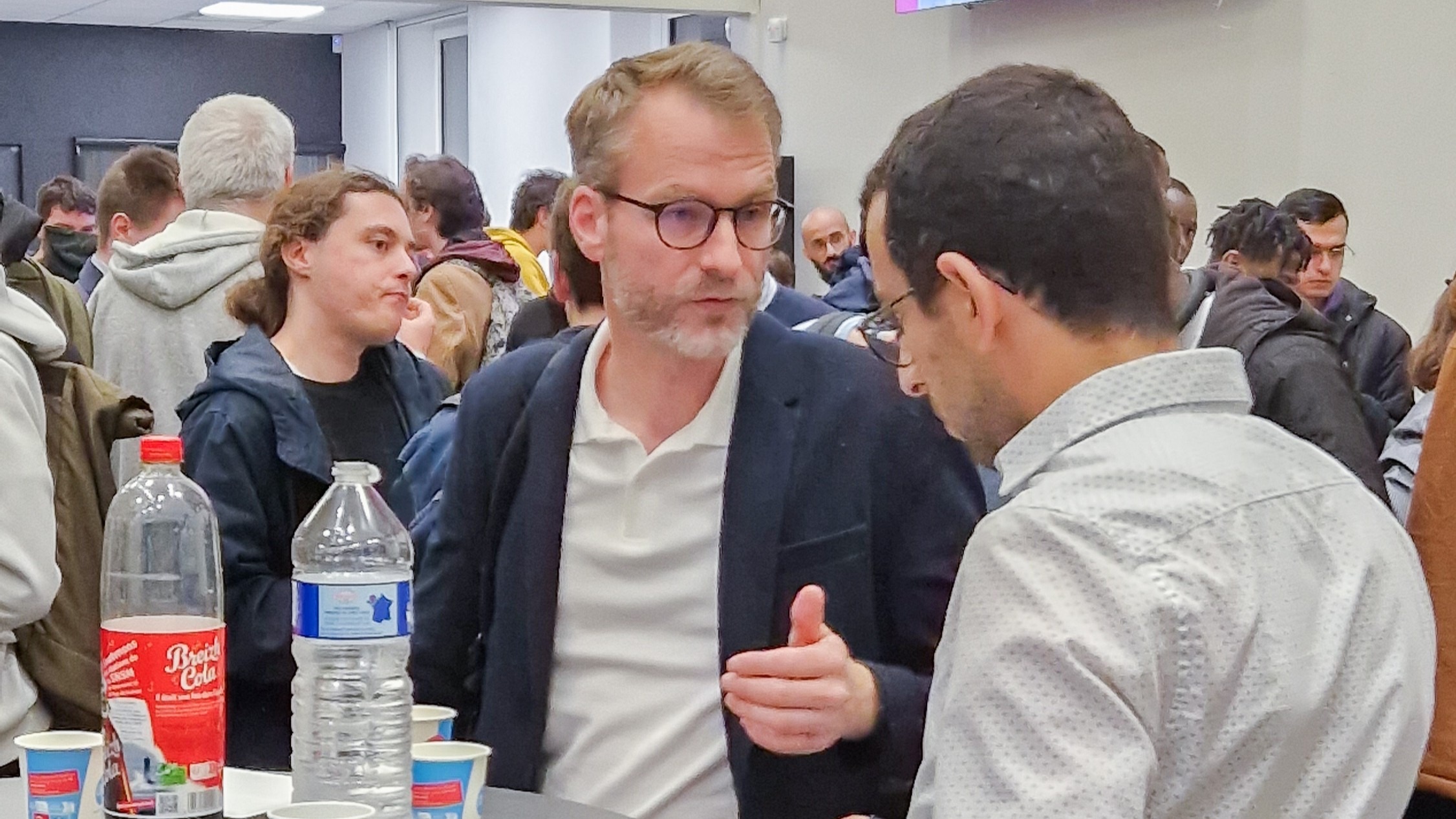 Échange lors du cocktail convivial