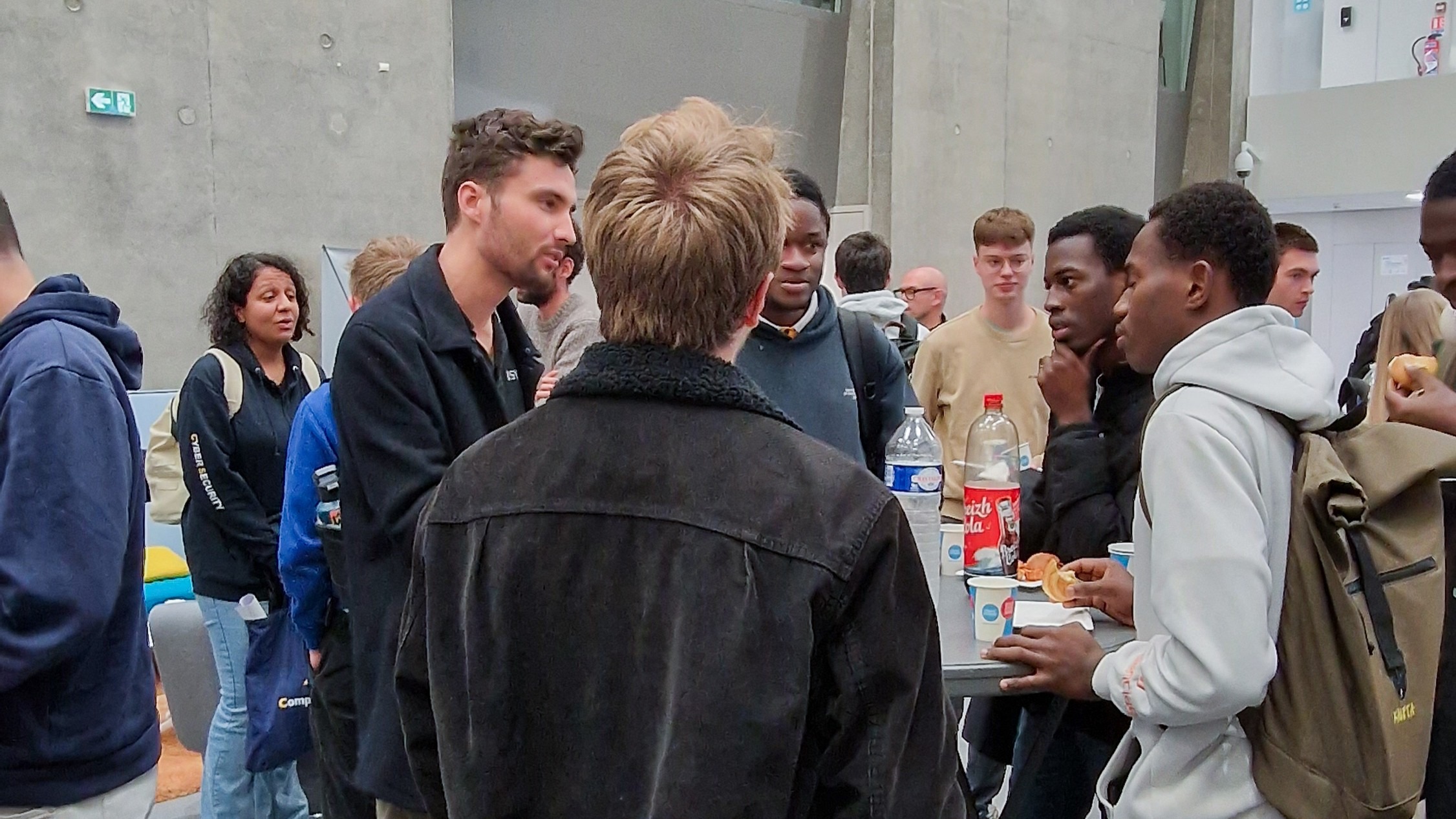 Échange lors du cocktail convivial