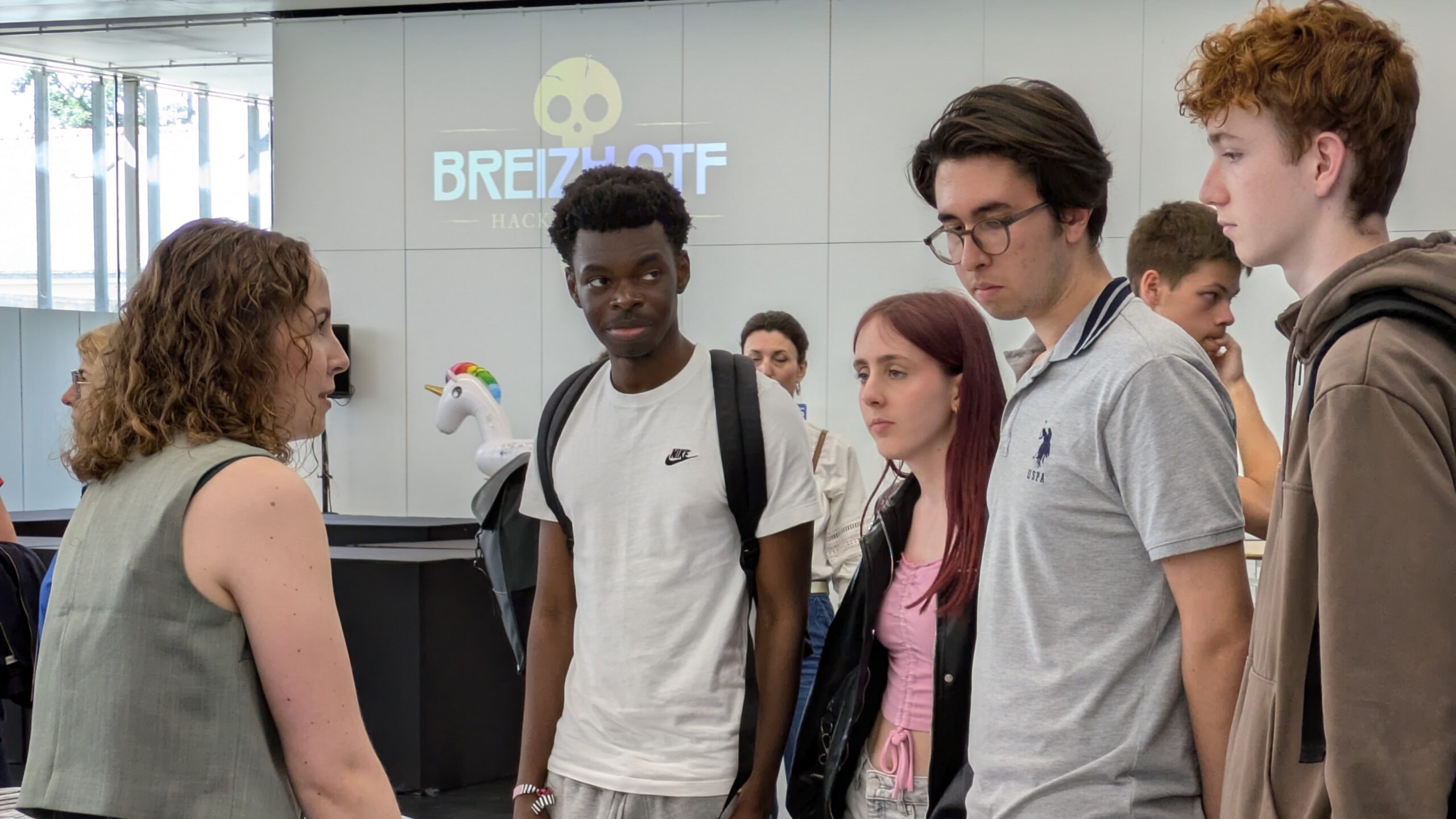 lycéens sur le stand cyberschool